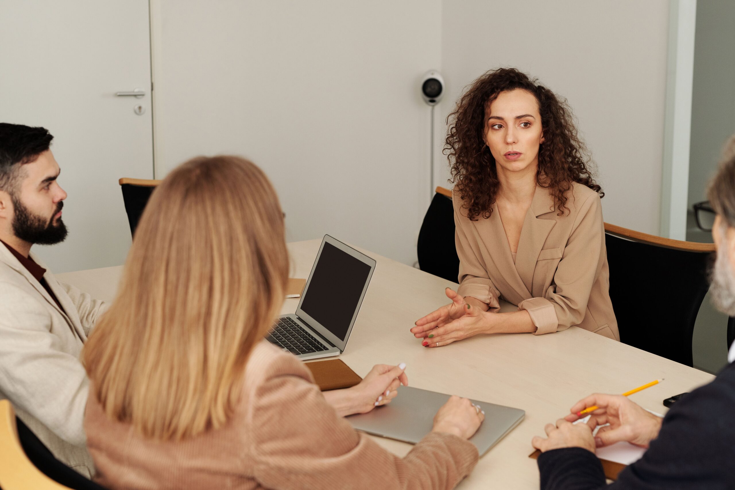 Échange professionnel autour d’une table de travail